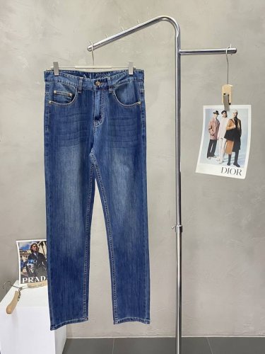 armani阿玛尼独家专供新款牛仔裤高端版本！专柜定制面料 透气舒适度高，细节无可挑剔，品牌元素设计理念，体现高品质。手感细腻柔软！呈现休闲裁剪，上身版型超赞！