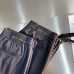Kiton 25春夏新品，独家专供新款休闲裤 高端版本 专柜定制面料 透气舒适度高，细节无可挑剔，品牌元素设计理念，体现高品质。手感细腻柔软！呈现休闲裁剪，上身