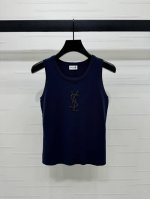上新原单高端品质Ysl*2025春夏最新系列！钉珠针织背心！定制羊毛针织材质 柔软柔软 弹力十足 圆领针织背心 领口袖口细腻包边 穿着舒适 成衣细密竖条纹肌理
