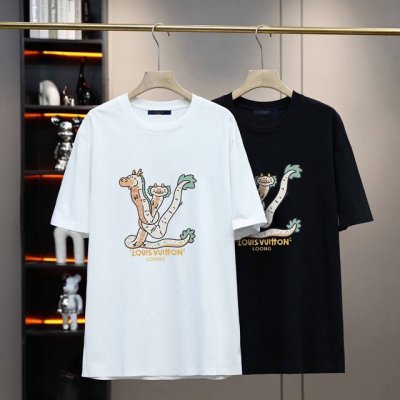 lv路易新款情侣基础休闲T恤圆领短袖简约百搭款！ 作为备受潮人喜爱的百搭单品，甄选精梳棉面料！舒适透气有型！基础百搭版型！不挑身材年龄！新款配色超级美腻！上身很