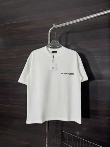 款号：He235 Calvin Klein-Ck背后大标印花圆领短袖 面料采用2 克双股双纱纯棉面料，手感舒适柔软，上身舒适透气，领口采用同缸同色罗纹，不紧绷，