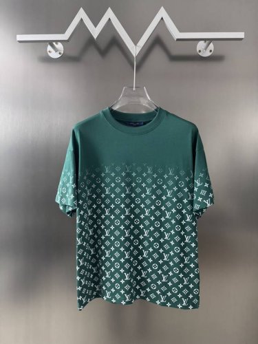 Louis Vuitton 路易威登最新款渐变领口印花短袖T恤 采用特定重磅32S精棉平纹针织面料，搭配32S+70D拉架螺纹，精纺棉材质轻薄透气，上手棉感偏强
