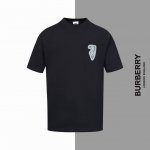 款号#Z1 巴宝莉小标战马印花字母圆领短袖 Burberry官网一致款式 面料：32支双纱280克纯棉面料 同缸同色织染螺纹 颜色一致 工艺：进口机器白墨直喷印