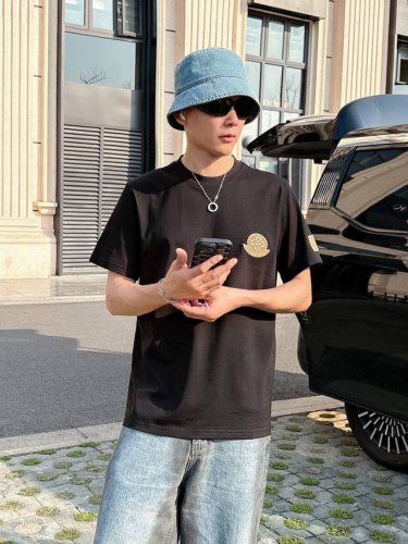 lv家 2025春夏新款男女同情侣款休闲宽松棉质圆领短袖T恤衫！贸易公司渠道稀出，同步官网发售 ！ 2025春夏最新系列，经典时尚设计元素，为全新系列注入满满活
