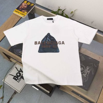 款号：Dg25666 2025新款Balenciaga巴黎世家垃圾袋图案Logo字母印花休闲情侣短袖T恤，经典图案设计，朋克不羁！！采用250G克重纯棉面料，印