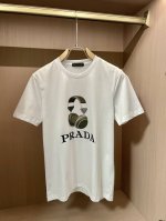 prad 2025春夏新品 经典百搭款 圆领短袖T恤 每年必出的单品！简单大方设计 干净利落剪裁 采用进口顶级丝光面料 柔软细腻 男人的衣柜都少不了基础 随时随