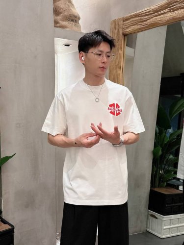 巴黎世家 2025春夏新款男女同款短袖T恤，！定制专属纯棉面料，定制原版工艺螺纹，胸前重工字母Logo工艺设计！简约大方，从容百搭，档次极高，完美融入时尚还有风