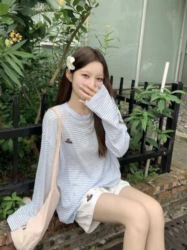 上新 一套 西太后土星刺绣防晒条纹长袖短裤套装 韩里韩气的也太好看啦吧时髦防晒两不误 重工万针刺绣Logo好看又高级！！ 上衣竹节棉面料绝对是今夏防晒首选 短裤