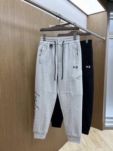 Y-3 2540 春夏休闲裤子 美学的焕新诠释,演绎浓郁的格调型时尚风范,细节感和设计感强悍.经典品牌标识做为色彩搭配,演绎经典的品牌时尚,为整体造型增光添彩.