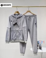 迪桑特 Descente 秋季新款男女情侣款连帽拉链卫衣外套套装，此次与历史悠久的著名都市运动风格推出了一系列面料上乘兼顾运动与时尚的产品，每一款都有非常独到的