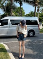 慵懒高级感法式蕾丝拼接假两件衬衫 立体剪裁 轻盈舒展 挺括领型与柔滑衣身形成优雅平衡 立体泡泡袖衔接自然肩线 袖口褶皱如花瓣舒展巧妙修饰肩臂曲线 将简约主义穿成