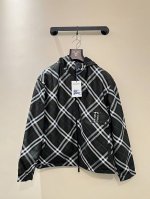 420Burberry 新款格纹战马双面穿连帽外套，轻便的连帽外套，选用由梭织尼龙面料制成，设计有可调式抽绳连帽以及双拉链设计！下摆采用骑士战马贴花刺绣。完美提