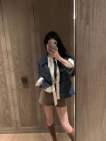 上新 Lv 驴 25Ss新款老花字母撞色牛仔外套 衣柜必不可少的牛仔衣 这款版型不会过于宽大 上身显瘦干练 老花字母配上刺绣和皮牌 更显时尚贵气 颜色：蓝色 码