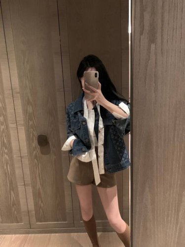 上新 Lv 驴 25Ss新款老花字母撞色牛仔外套 衣柜必不可少的牛仔衣 这款版型不会过于宽大 上身显瘦干练 老花字母配上刺绣和皮牌 更显时尚贵气 颜色：蓝色 码