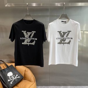 驴家 Lv T恤 简约大气，标志性的“Lv”图案和“Louis Vuitton”字样，时尚又经典 图案设计独特，融入了品牌经典元素，辨识度超高。面料亲肤柔软，透