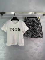dio*2025新品上架 刺绣上衣提花短裤套装 定制Yb斜纹全棉提花材质 常规短袖上衣 弹力舒适 透气好穿 凸显品牌格调 面料柔软带有弹力 呈现显瘦视觉效果 胸