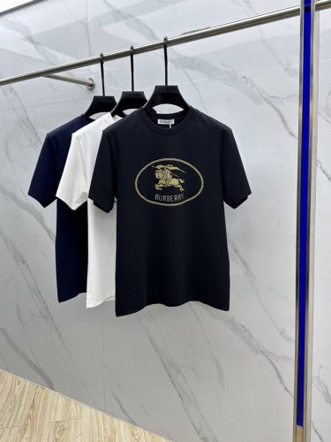 Burberry*巴宝莉 2025春夏新品上市时尚经典圆领短袖时尚单品设计 更加时尚舒适 高标准定制 上身非常有型 胸前品牌Logo 客供辅料 客供进口高档面料