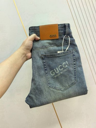 古奇。2025春夏最新推出男士休闲牛仔裤新品！重工水洗牛仔裤！定制面料和一般牛仔布料比起来，更加柔软舒适！超重工洗水工艺 双工艺洗水 整条裤子，手感舒适，细腻程