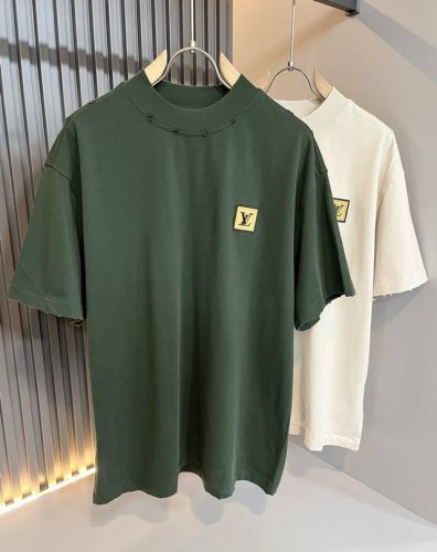 louisvuitt*路易*登 2025春夏全新系列单品上线，非常时髦前卫的一款男女同款短袖T恤，标识Logo图案徽章修饰！区别于以往的不同，宣示品牌传承多年的