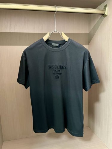 prad 男士时装款圆领短袖T恤，贸易公司洋行货，高级限定款，25年春夏新品，明星级人气单品！ 客供埃及进口顶级面料，甄选尼罗河区域光照极好的上等棉花原料，经过