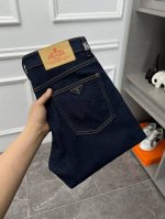 普拉达 新款来袭2670新春爆款新品 专柜有售 实体店极品牛仔裤专柜原版1:1好货，适合各个年龄段。市场最高版本的欧洲进口面料。舒适柔软亲肤，上身效果超级棒时尚
