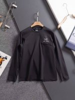 180 家‘始祖鸟一直都自带爆红体质流水的时髦，这款时尚百搭设计款的新款圆领T恤， 有个设计感满满的口袋、简约时尚 新款标志性口袋 加上鸟家的硅胶印、精致小标更