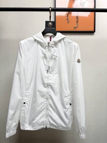 Moncler。2025新品夹克外套重磅来袭，原版一致的裁剪，穿搭随意切换风格不简单又时髦 ！帽围独特黑白拼织带设计并刻有品牌字母Logo印花，整体设计感让这件