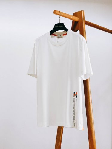 p230 hermèS 爱马仕 2025Ss春夏新品 男士高级休闲短Tee，标志性设计衔元素，亮眼时髦，品质感档次感都足够出色。不需要过多Logo，懂的人自然明