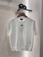 chane*2025新品上架 肩袖珠片双C针织短袖 定制Yb羊毛纱线织造 细腻肌理 透气舒适 针织短袖剪裁 松紧袖边增添时尚调性 通体纯色 以肩袖对称双C珠片徽