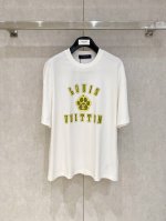 Louisvuitton 路易威登 2025春夏系列前后标识装饰男女同款棉质短袖T恤！毋庸置疑的潮流收割机, 满满的Bigger感！ 还是一如既往的高颜值款式,