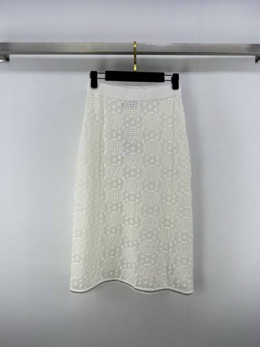 tb*上新细节 25 春夏新品镂空针织半裙 定制Yb羊毛针织材质 定制Logo扣 细腻柔软 透气舒适 晚上编织绣边 浮雕工艺钩织 优雅气质 兼具舒适时尚 修身版