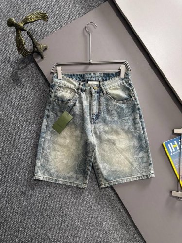 古驰2025夏季新品牛仔裤牛仔短裤，采用进口客供日本Denim平纹棉质牛仔面料梭织生产，三标齐全，顶尖的石磨水洗工艺让质感达到80年代的老味，柔软细腻舒适透气，