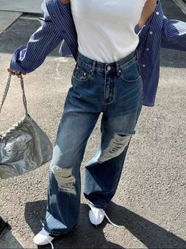 松弛调调 美式松弛感破洞阔腿牛仔裤 复古做旧的水洗磨毛质感自带年代感，修饰腿型的宽松版型，从视觉上拉升腿部比例上身凹出型，不规则的破洞设计就足以显出街头个性，使