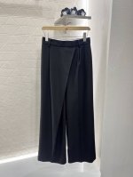 Dio*2025新品上架 阔腿解构西装长裤 定制Yb进口醋酸材质 质感光泽垂顺 穿搭不易皱褶 质感更为高级 直筒西装裤版型 立体剪裁更贴合人身腿部线条 包容身材