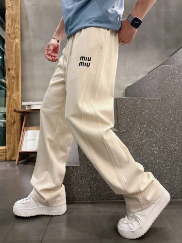 miu# 2025 铜氨丝莫代尔空气层春夏休闲裤子 美学的焕新诠释,演绎浓郁的格调型时尚风范,细节感和设计感强悍.经典品牌标识做为色彩搭配,演绎经典的品牌时尚,