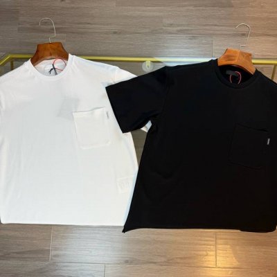 对标专柜★过验版本★Prada 普拉达Ss25春夏新款标签口袋短袖 定制丝光氢氧液氨双面绸缎 透气清爽 舒适贴肤 饰以Prada标签点缀于胸前口袋 增添品牌辨识