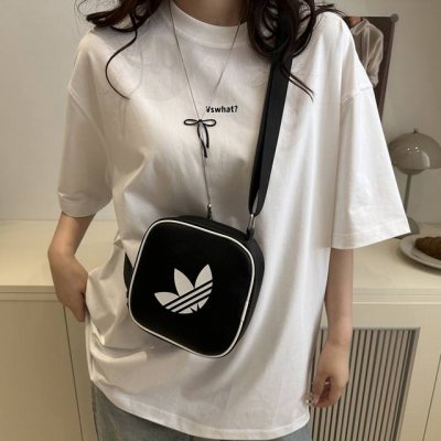 adidas阿迪达斯 女士小巧精致斜挎包户外便携随身小挎包手机包街头潮流个性运动单肩包 尺寸:18×18×6