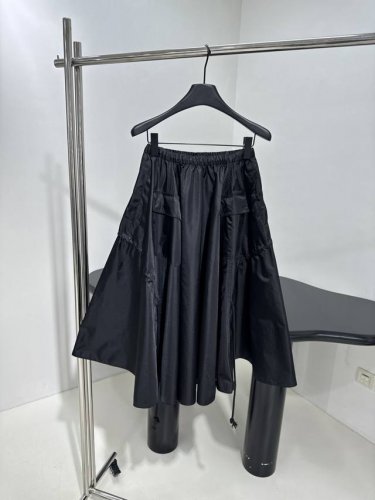 *25春夏新品宽松Re-Nylon半身裙 采用再生尼龙（Re-Nylon）面料制作 后背饰有涂珐琅三角形金属徽标 两侧饰可调节抽绳 松紧弹力腰头 大廓形百褶下摆