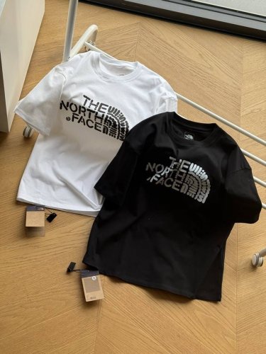 the North Face北面 扭曲印花Logo 落肩短袖Tee 男女同款 黑色 白色 M～3Xl 原版纯棉面料，进口原版Logo印花！区别通货版本！ 各处小