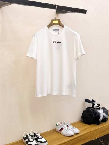 prada 普拉达25Ss 春夏新款原单男士丝光棉短袖T恤 高端定制 高版本 时尚百搭爆款 原版进口 螺纹袖口.领口衣摆 手感超柔软细腻 穿着亲肤舒适 高端精品