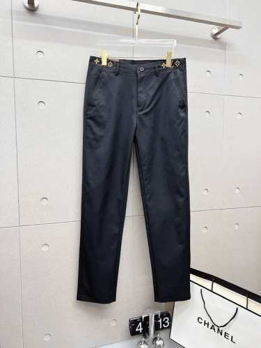 L V 新款来袭2025春夏新款新品 专柜有售 实体店极品休闲裤专柜原版1:1好货，适合各个年龄段。市场最高版本的欧洲进口面料。舒适柔软亲肤，上身效果超级棒时尚