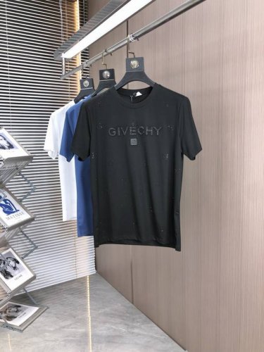 纪梵希。2025春夏新品时尚圆领短袖高级定制百搭款式！更有实用感 任何人都可以轻松驾驭 采用双丝光面料制作，奢华经典品牌Logo设计，G非常显档次懂货的必须入！