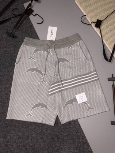 Thom Browne 2025Ss新款针织短裤，定制面料采用威化布织法，提花针织工艺，版型紧致立体，4杠拼接，定制裤绳五金质感强，顺滑，上身舒适透气，凹凸有型