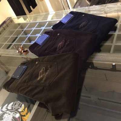 巴黎家秋冬季新款休闲裤，高端品质，物有所值。低调内涵，手感舒适. 帅气十足的收脚设计，进口灯芯绒面料！上身显瘦效果非常棒！简约风格，大方得体，做工一流！无论假日
