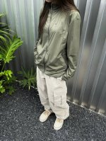 露露Lululemon新款连帽开衫防晒衣 采用了轻薄透气的面料，让你在炎热的夏季时刻保持清爽舒适。宽松的版型设计，不仅透气性好，还可以轻松遮挡你的小肚子，塑造出