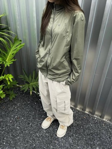 露露Lululemon新款连帽开衫防晒衣 采用了轻薄透气的面料，让你在炎热的夏季时刻保持清爽舒适。宽松的版型设计，不仅透气性好，还可以轻松遮挡你的小肚子，塑造出