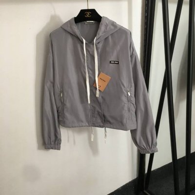 款号20252475 Miumi*新款 领标Logo贴布长袖连帽短款风衣拉链外套，灰色，Sml， M码；肩宽58，胸围118，袖长53，长53