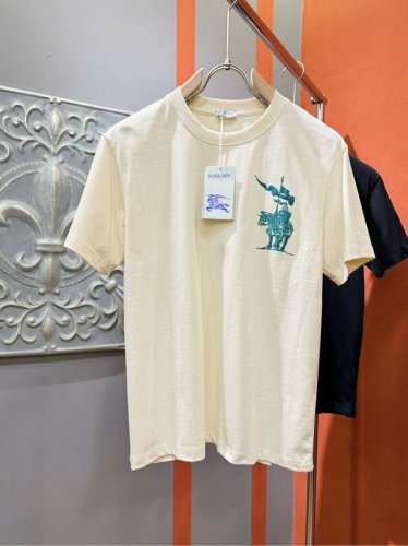 Burberry巴宝莉 2025春夏新款短袖T恤！走秀图案时尚休闲短袖T恤衫！设计Logo设计！极具设计精选客供100%全棉面料，手感柔软亲肤，着身舒适透气性都
