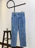 款号X130 Lv路易威登做旧破洞字母Logo水洗直筒牛仔裤 男女同款 三标齐全 区别市场通货 随意对比 复古做旧破洞 扣子字母 1:1五金 水洗裤身对花位剪裁