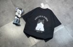 90潮牌Fila斐乐官网猫咪同款同步短袖！胸前Logo点缀胸前，简约又不失时尚感，一眼就狠狠拿捏住了！正肩版型对各种身材都很友好，穿起来整个人显得挺拔又精神，瞬
